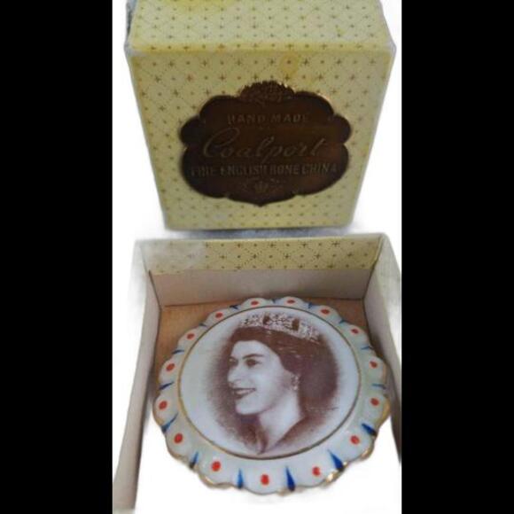 Vintage Coalport Fine China Brooch Queen Elizabeth II Coronation 2 inch diameter - Picture 2 of 3